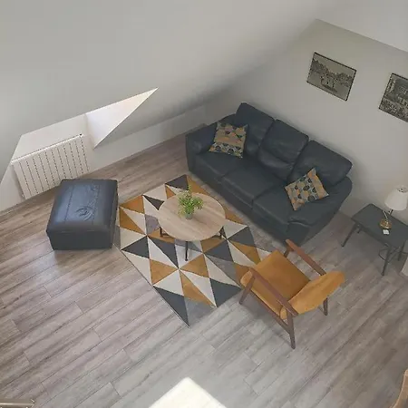 Apartment 100 M De La