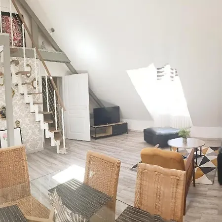 100 M De La Apartment *